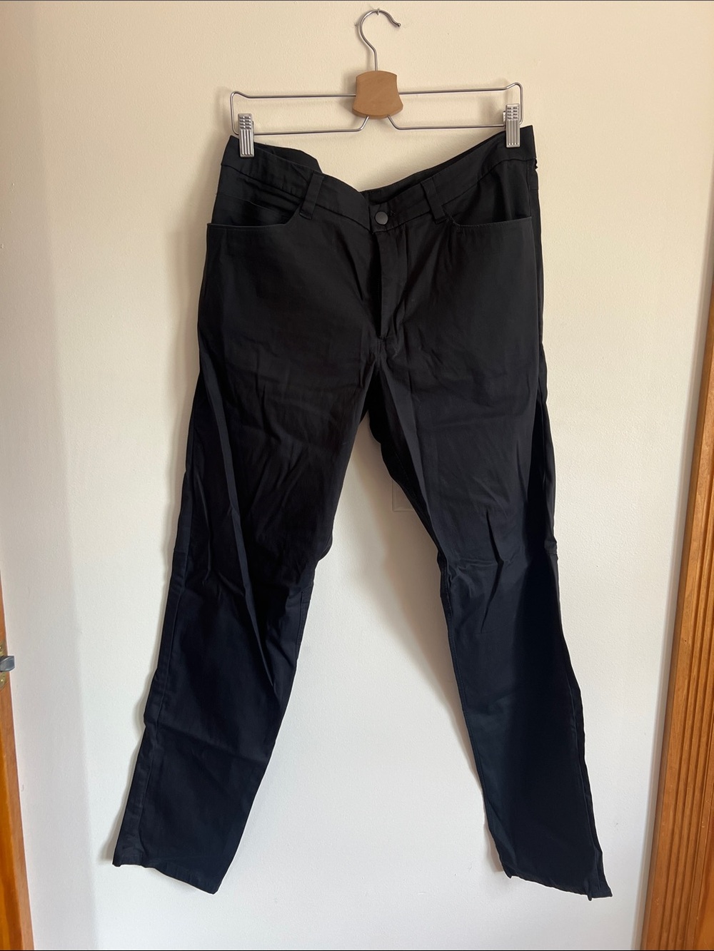 lululemon black pants with interior size tag visible